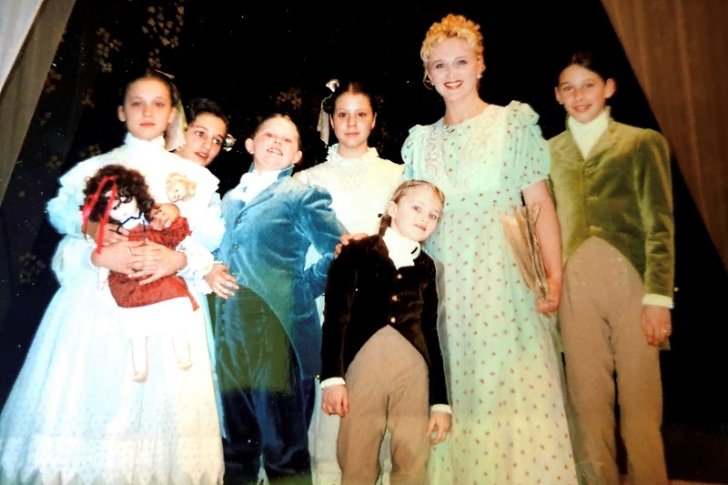 Lidija Horvat-Dunjko kao Sophie s braćom i sestrama (dječak dolje je Antonia Dunjko) u pauzi predstave Jules Massenet, <em>Werther</em>, HNK u Zagrebu, 2002.