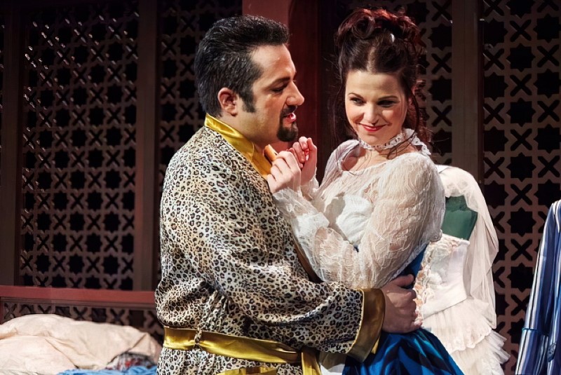 Ljubomir Puškarić (Grof Almaviva) i Marija Kuhar Šoša (Susanna), Wolfgang Amadeus Mozart <em>Figarov pir</em>, HNK u Zagrebu, premijera 2016.