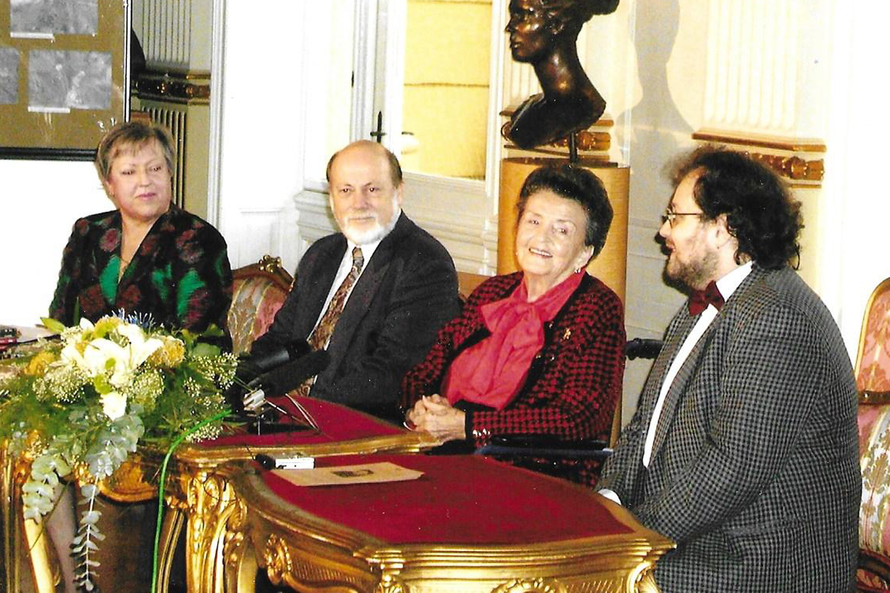 Marija Barbieri na susretu s Dragicom Martinis u zagrebačkom HNK-u, uz umjetnicu i Zoran Juranić i Mladen Tarbuk