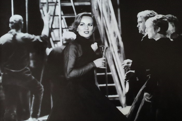 Vlatka Oršanić (Lady Macbeth) i zbor Opere, Giuseppe Verdi <em>Macbeth</em>, Komische Oper, Berlin, premijera 1997. 