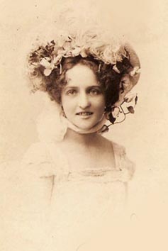 Maja de Strozzi, 1900.