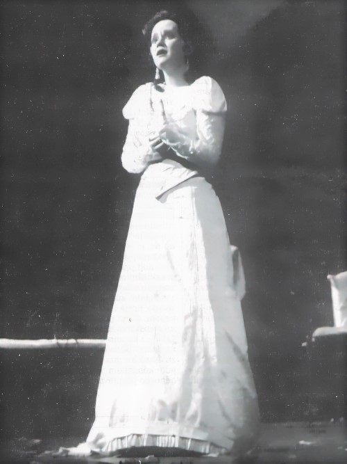 Prvi nastup Margarete Klobučar u Hrvatskoj – u travnju 2001. kao Violette u <em>Traviati</em> u HNK-u u Zagrebu