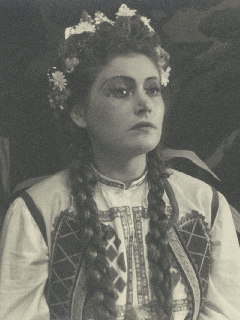 Marija Crnobori kao satirica Jeljenka u <em>Dubravki</em>, Narodno kazalište na Rijeci, 1946. godine. 