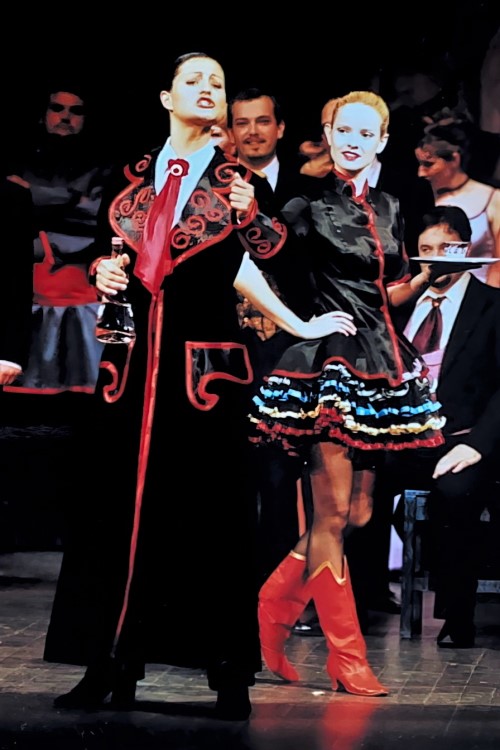 Martina Tomčić kao knez Orlovski uz ansambl Opere, Johann Strauss, <em>Šišmiš</em>, HNK u Osijeku, 2001.