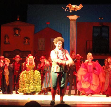 Matija Meić kao Figaro – Gioachino Rossini, Seviljski brijač, dir. Matteo Pais, red. Krešimir Dolenčić, Hrvatsko narodno kazalište u Zagreb, travanj 2013.