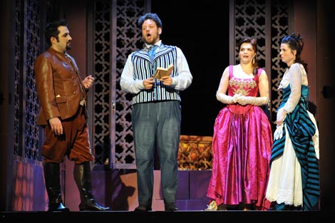 Ljubomir Puškarić (Grof Almaviva), Matija Meić (Figaro), Adela Golac-Rilović (Grofica Almaviva) i Marija Kuhar Šoša (Susanna) – Wolfgang Amadeus Mozart, Figarov pir, dir. Natalie Murray Beale, red. Mauricio García Lozano, Hrvatsko narodno kazalište u Zagrebu, premijera 6. veljače 2016., foto: Ivica Trubić