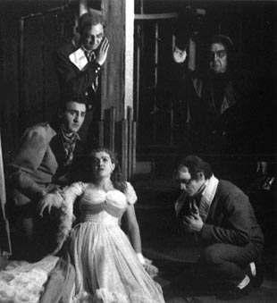 Sandi Bostjančić (Hoffmann), Mica Glavačević (Antonija) i Franjo Godec (Crespel), Jacques Offenbach: Hoffmannove priče, Narodno kazalište „Ivana Zajca”, Rijeka, 1956.