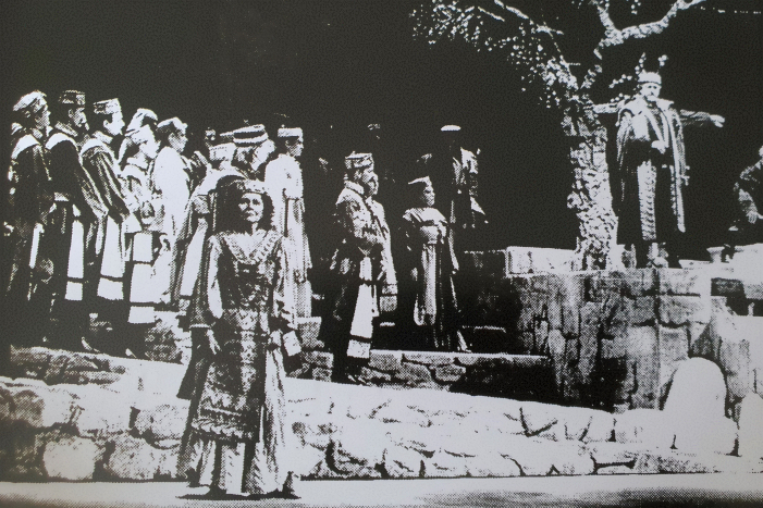 Ruža Pospiš-Baldani (Mila), Ivica Šarić (Ivan Gojsalić) i zbor Opere, Jakov Gotovac <em>Mila Gojsalića</em>, HNK u Zagrebu, premijera 1995.