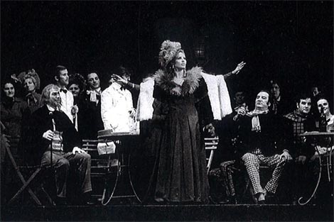 Sokrat Kajević (Alcindoro), Gertruda Munitić (Musetta), Milivoj Bačanović (Marcello) i Zbor Opere – Giacomo Puccini, La Bohème, Narodno pozorište Sarajevo, 1971.