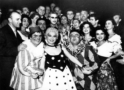 Poslije gostovanja Marija Del Monaca (u sredini) 20. ožujka 1960. u operi Pagliacci Ruggera Leoncavalla. U donjem redu: Milivoj Belavić (Tonio), Ondina Otta (Nedda), Franjo Paulik (Beppe) uz Zbor Opere, HNK u Zagrebu 