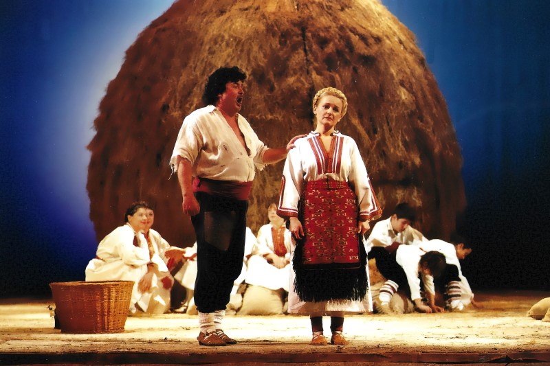 Janez Lotrič (Mica), Miljenka Grđan (Đula) i zbor Opere, Jakov Gotovac, <em>Ero s onoga svijeta</em>, HNK u Zagrebu, obnova 2002. 