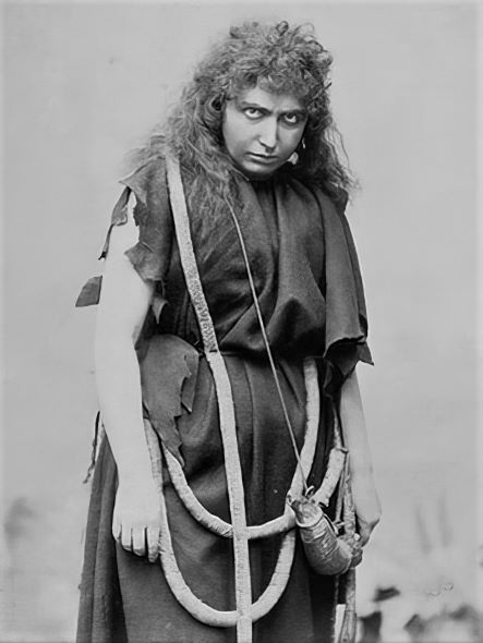 Milka Trnina (Kundry) u 1. i 3. činu Wagnerova <em>Parsifala</em>, Bayreuthske svečane igre 1899.