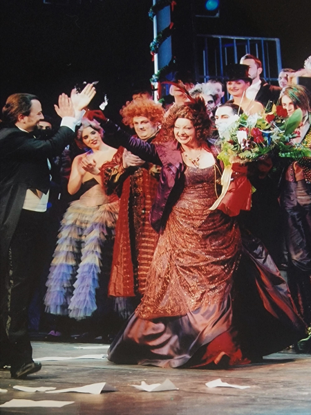 Mira Vlahović (Rosalinda) i ansambl Opere, Johann Strauss, <em>Šišmiš</em>, HNK u Zagrebu, 2013.