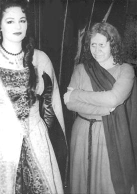 Mira Štor (Amelija) i Marijana Radev (Azucena) – Giuseppe Verdi, Krabuljni ples, HNK u Zagrebu, 30. svibnja 1958. (poslije predstave)