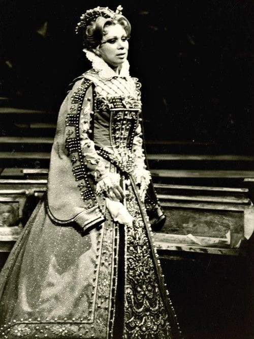 Mirella freni kao Elisabetta di Valois u Verdijevoj operi <em>Don Carlo</em> 