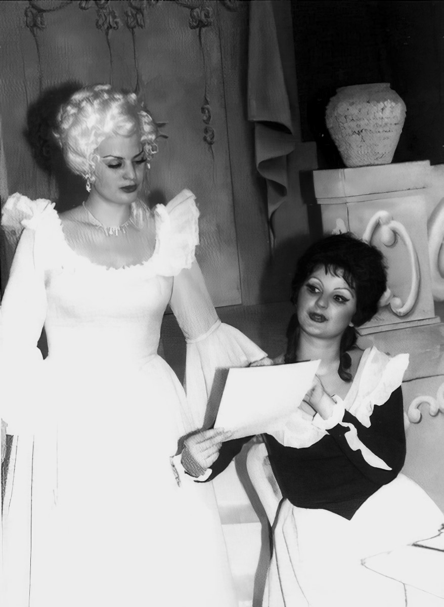 Mirella Toić (Grofica) i Milena Morača (Susanna), Wolfgang Amadeus Mozart, <em>Figarov pir</em>, SNG Maribor, 1979.