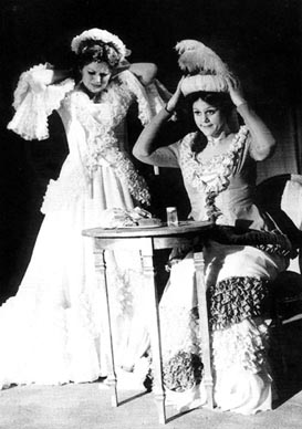 Mirella Toić (Fiordiligi) i Mira Zidarić (Dorabella) – Wolfgang Amadeus Mozart, Così fan tutte, Narodno kazalište „Ivan Zajc“, Rijeka, 1980. 