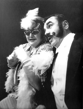 Mirella Toić (Rosalinda) i Voljen Grbac (Eisenstein) – Johann Strauss, Šišmiš. HNK Ivana pl. Zajca, Rijeka, 1998.