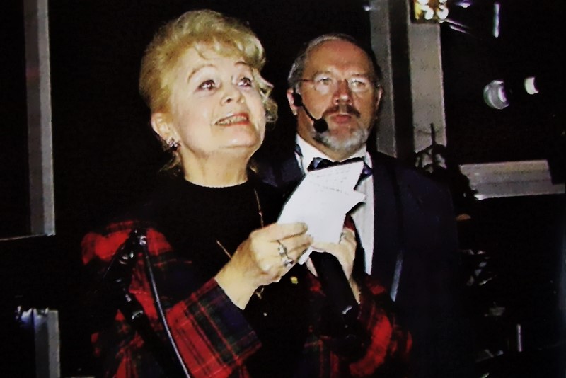 Mirjana Bohanec Vidović kao generalna konzulica Republike Hrvatske u Hamburgu, osoba u pozadini nije navedena, 2000.