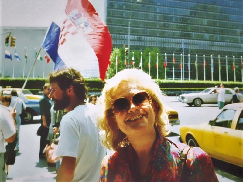 Mirjana Bohanec Vidović ispred zgrade UN-a prigodom primanja Hrvatske u Ujedinjene narode