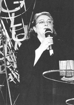 Mirka Klarić pri preuzimanju Nagrade hrvatskog glumišta za svekoliko umjetničko djelovanje 2001.