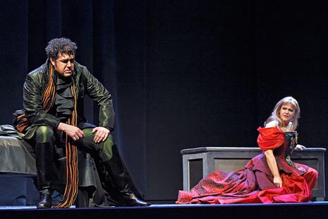 Luis Chapa (Don Alvaro) i Olga Kaminska (Donna Leonora); Hrvatsko narodno kazalište Ivana pl. Zajca Rijeka, Giuseppe Verdi, Moć sudbine, dir. Nada Matošević Orešković, red. Ozren Prohić, foto: Davor Žunić