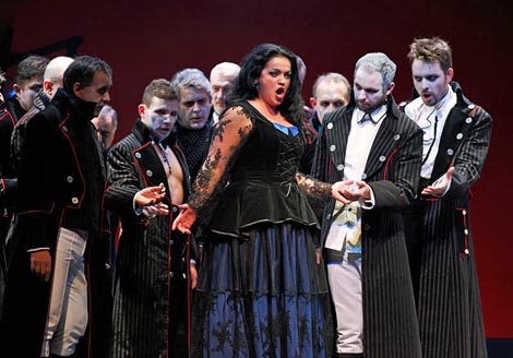 Kristina Kolar (Preziosilla) i članovi zbora; Hrvatsko narodno kazalište Ivana pl. Zajca Rijeka, Giuseppe Verdi, Moć sudbine, dir. Nada Matošević, red. Ozren Prohić, foto: Davor Žunić