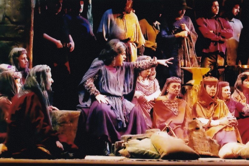 Neda Martić (Azucena) i zbor Opere, Giuseppe Verdi <em>Trubadur</em>, HNK u Zagrebu 2000.