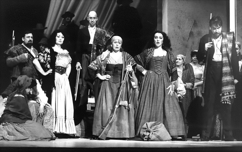 Ante Ivić, ispred njega sjedi Mirjana Flesch, Nelli Manuilenko, Vinko Maroević, Marija Bogaverdes, Branka Cukrov Papak, u pozadini Anuška Cukrov i Sveto Matošić Komnenović, Georges Bizet <em>Carmen</em>, HNK Split 1996/1997.