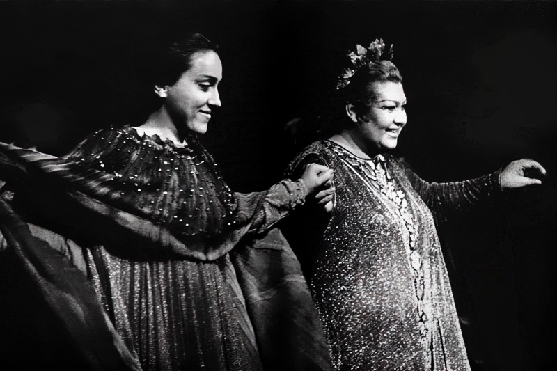 Dunja Vejzović (Adalgisa) i Ljiljana Molnar Talajić (Norma) – Vincenzo Bellini, <em>Norma</em>, HNK u Zagrebu, 4. listopada 1980. (naklon nakon premijere) 