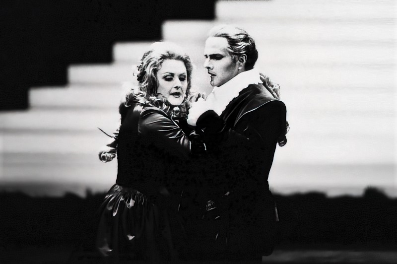 Edita Gruberová kao Elvira i Octavio Arévalo kao Arturo u Bellinijevoj operi <em>Puritanci</em>