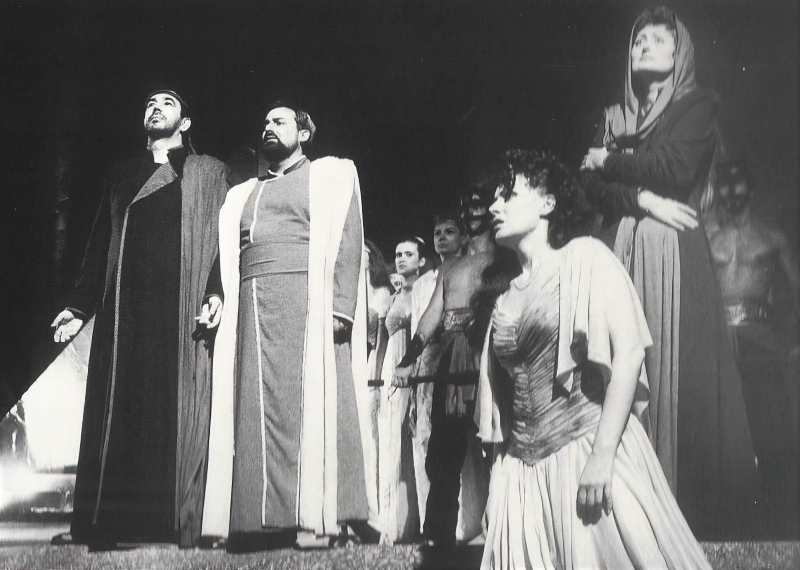 Neven Belamarić (Mojsije), Ante Ivić (Elisero), Marina Jajić (Anaide), Nelli Manuilenko (Maria) i zbor Opere na premijeri <em>Mojsija</em> na Splitskom ljetu, Peristil 1992.
