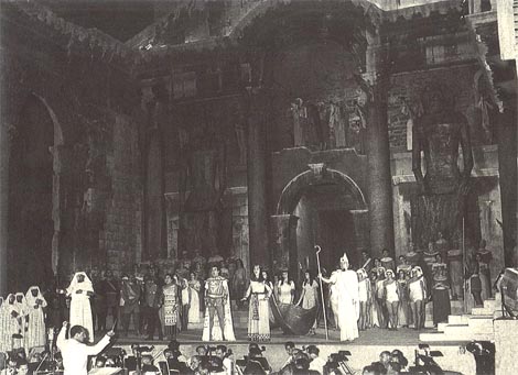 Jovan Antić (Ramfis), Ante Marušić (Amonasro), Andrica Dumanić (Aida), ? (Radames), Nada Puttar-Gold (Amneris), Paško Duplančić (Kralj) i Zbor Opere – Giuseppe Verdi, Aida, Splitske ljetne priredbe, Peristil, 1957.