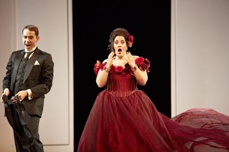 Adam Palka (Alidoro), Diana Haller (Angelina); Staatstheater Stuttgart: Gioachino Rossini, Pepeljuga (La Cenerentola), dir. Jose Gomez Rios, red. Andrea Moses, foto: A.T. Schaefer