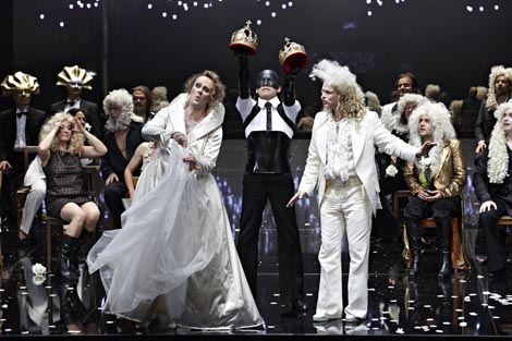 Thomas Walker (Plateja), Shigeo Ishino (Momus), Andreas Wolf (Jupiter); Opera u Stuttgartu: Jean Philippe Rameau, Plateja (Platée), dir. Ch. Curnyn, red. C. Bieito, foto: A.T. Schaefer