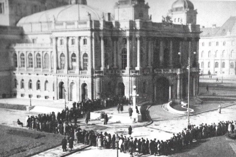 Publika u redu za ulaznice pred premijeru <em>Male Floramye</em> u HNK-u u Zagrebu 25. veljače 1948.