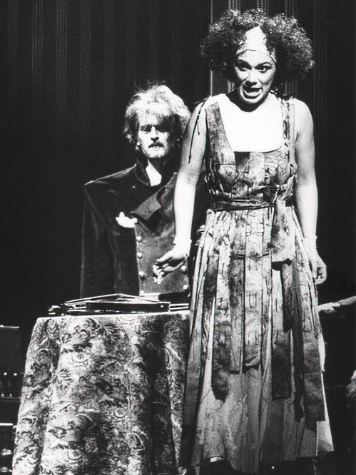 Marijan Jurišić (Gregor Samsa), Sofia Ahmed (Greta), Stjepan Horvat, <em>Preobražaj</em>, HNK u Zagrebu, 1995.