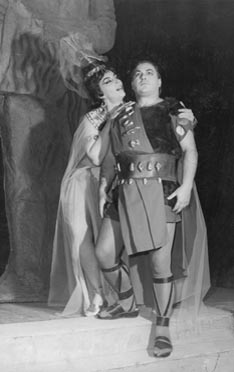 Bianca Bortoluzzi  (Dalila) i Attilio Planinšek (Samson); Narodno kazalište Split: Camille Saint-Saëns, Samson i Dalila, dir. Silvije Bombardelli, red. Tomislav Kuljiš, premijera 4. ožujka 1961.
