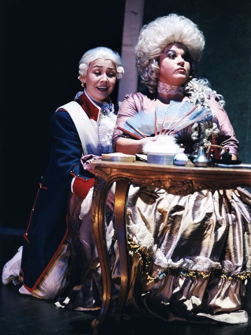 Renata Pokupić (Cherubino) i Sanja Toth-Špišić (Grofica), Wolfgang Amadeus Mozart <em>Figarov pir</em>, HNK u Osijeku, premijera 2002.