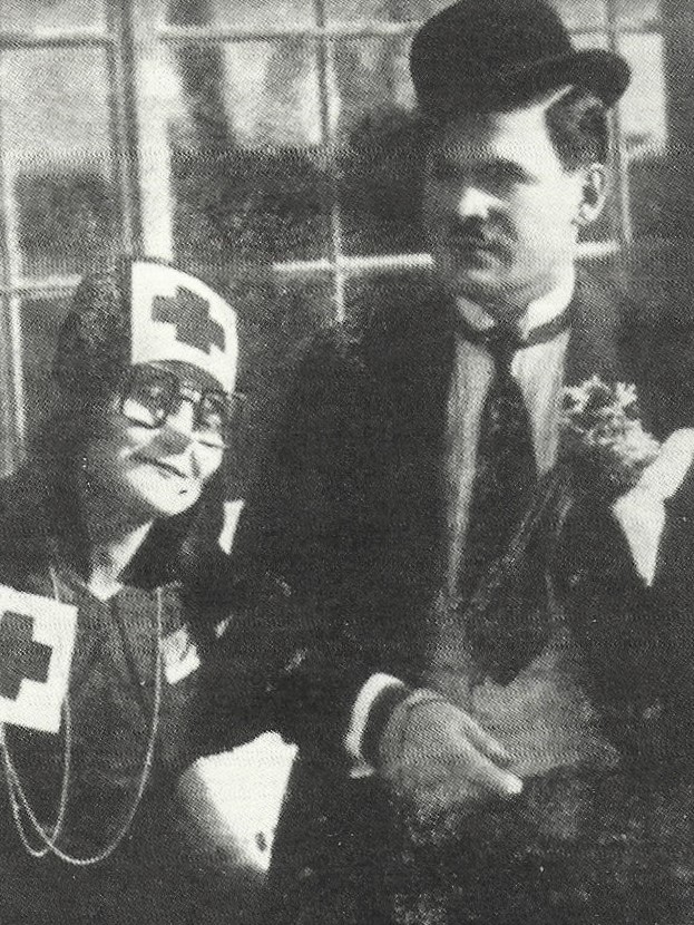 Mica Šekulin (Miss Evelyn Beauty Flower) i Branko Kovačić (Šjor Bepo Pegula), Ivo Tijardović, <em>Mala Floramye</em>, praizvedba u Narodnom kazalištu u Splitu, 14. siječnja 1926.