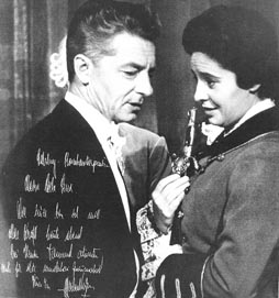 Sena Jurinac i dirigent Herbert von Karajan koji joj je u posveti napisao: Salzburg, Rosenkavalierpremiere, Meine liebe Sena, Wie immer bin ich mit aller Kraft heute Abend bei Ihnen, Tausend schönsten Dank für die wunderbare Zusammenarbeit, Ihr Herbert von Karajan