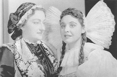Georgine von Milinković (Đurđa Milinković) kao Kata i Sena Jurinac kao Marica; Bedřich Smetana, Prodana Nevjesta, 1951.