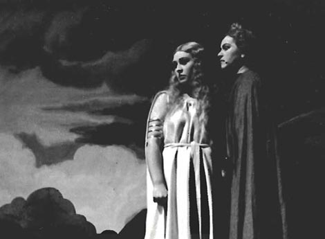 Srebrenka Jurinac (Freia) i Ančica Mitrović (Fricka); Hrvatsko državno kazalište: Richard Wagner, Rajnino zlato, dir. Lovro Matačić, red. Tito Strozzi, 1943., snimio: Mladen Grčević