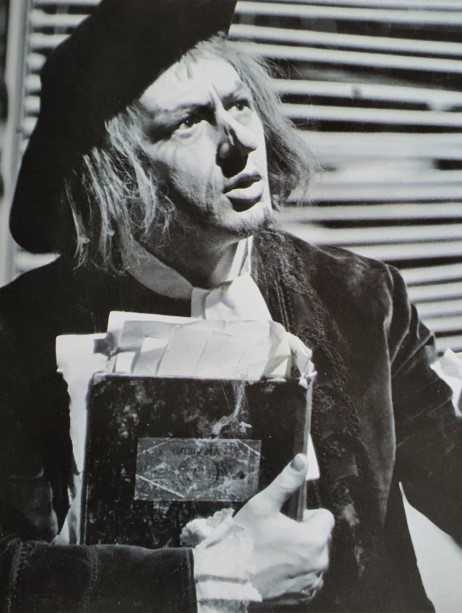 Ivica Šarić kao Basilio, Gioachino Rossini <em>Seviljski brijač</em>, Narodno pozorište u Sarajevu, sezona 1984/85.