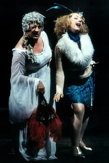 Sotir Spasevski (Mama Agata) i Ivana Lazar (Luiggia) na premijeri Donizettijeve opere <em>Kazališne zgode i nezgode</em> u HNK-u u Zagrebu, 2003.