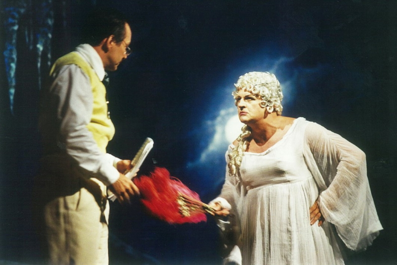 Ivica Trubić (Maestro) i Sotir Spasevski (Mama Agata) na premijeri Donizettijeve opere <em>Kazališne zgode i nezgode</em> u HNK-u u Zagrebu, 2003.