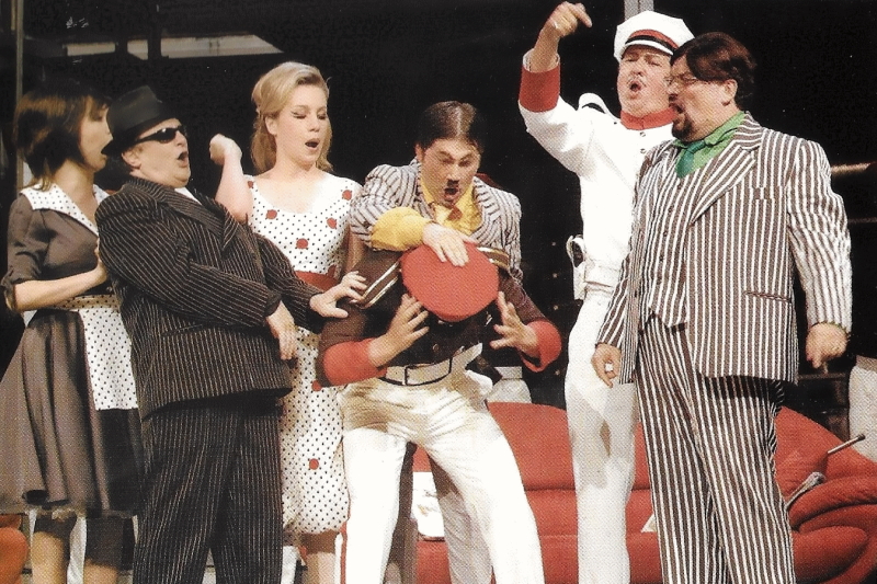 Melisa Hajrulahović (Berta), Sotir Spasevski (Figaro), Ana Durlovski (Rozina), Igor Durlovski (Bazilio), Zrinko Sočo (grof Almaviva) i Bojan Šober (Bartolo) na obnovi Rossinijeva <em>Seviljskog brijača</em> u Narodnom pozorištu u Sarajevu 7. lipnja 2005.