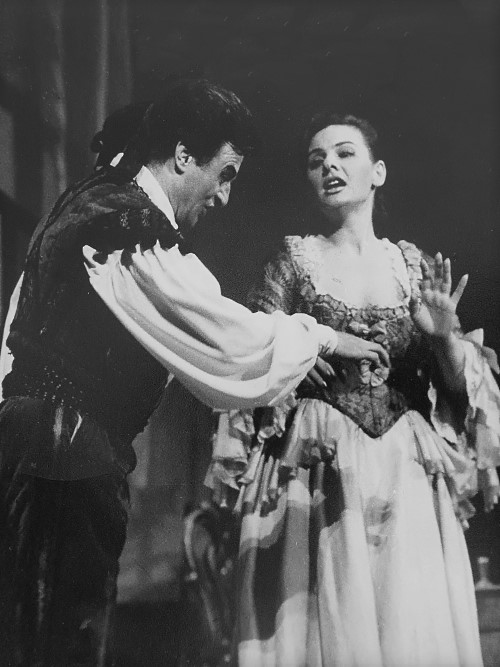 Sotir Spasevski (Figaro) i Cecilija Car (Rosina), Gioachino Rossini <em>Seviljski brijač</em>, HNK u Zagrebu, 1987. 