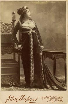 Promoptivna fotografije Milke Trnine kao Toske za premijeru u Metropolitan Operi u New Yorku 1901.