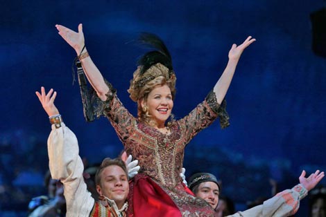 The Metropolitan Opera, New York: Franz Lehár, Vesela udovica, dir. Andrew Davis, red. Susan Stroman